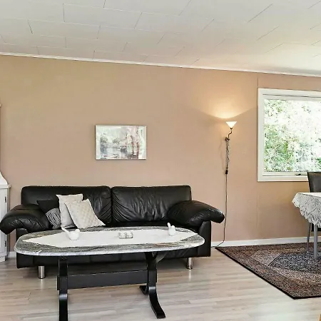 Two-bedroom Holiday In Ronne 2 *