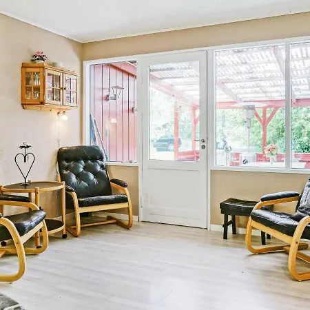 Сasa de vacaciones Two-bedroom Holiday In Ronne 2